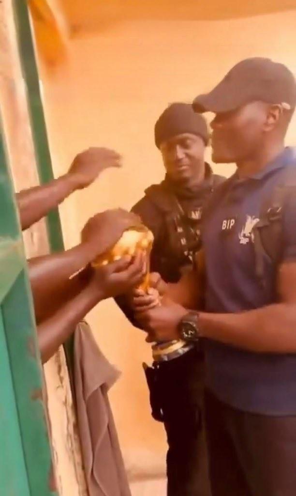 开云体育官网-一视同仁，塞内加尔让监狱囚犯触摸非洲杯奖杯分享夺冠喜悦